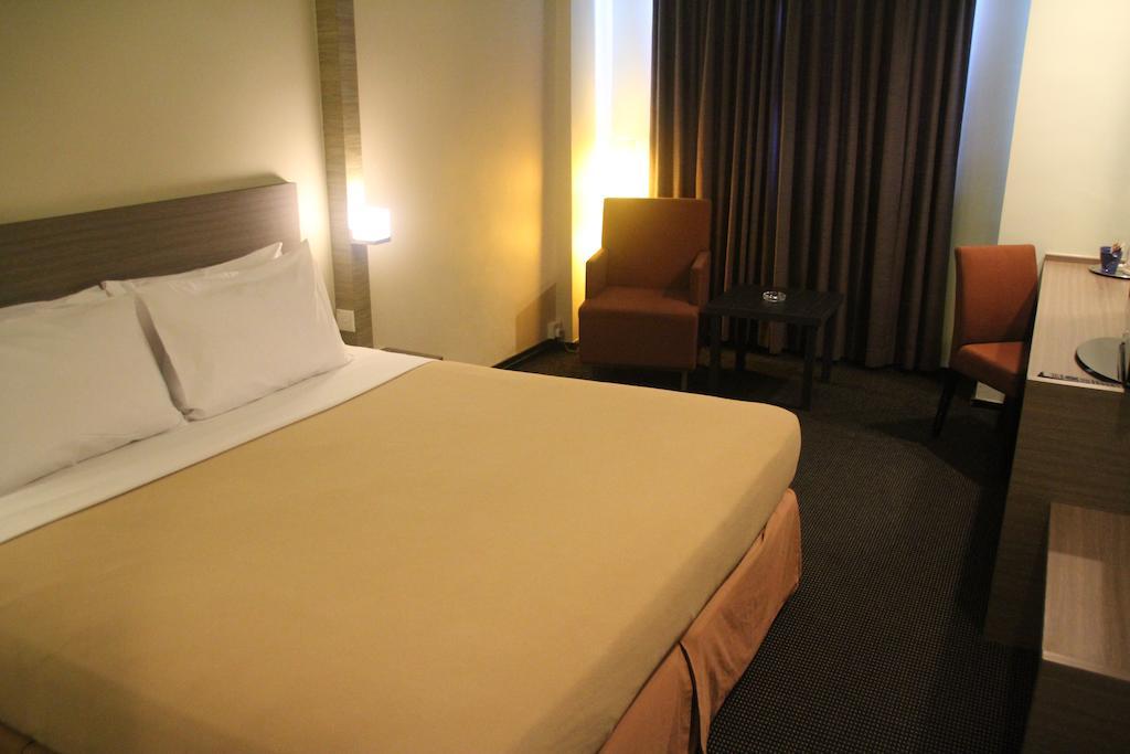 Strand Hotel Khách sạn